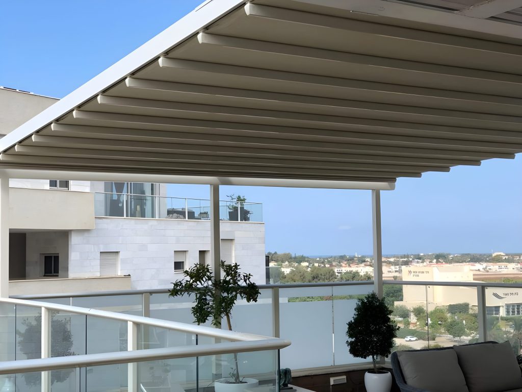 פרגולות קיץ מאלומיניום עם שלבים מתכווננים במרפסת יוקרתית - סוככי השרון