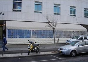 סגירות חורף לעסקים משלבת תקרה קבועה או מתקפלת ומסכים אנכיים מסביב היוצרים מתחם נעים, חמים וסגור בגשם. קל להרכבה ופירוק