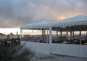 סגירות חורף לעסקים משלבת תקרה קבועה או מתקפלת ומסכים אנכיים מסביב היוצרים מתחם נעים, חמים וסגור בגשם. קל להרכבה ופירוק