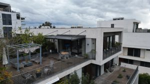 פרגולה אלומניום מסתבסבת חשמלית , בתליה. מותקן בפנטהאוס ברמה"ש