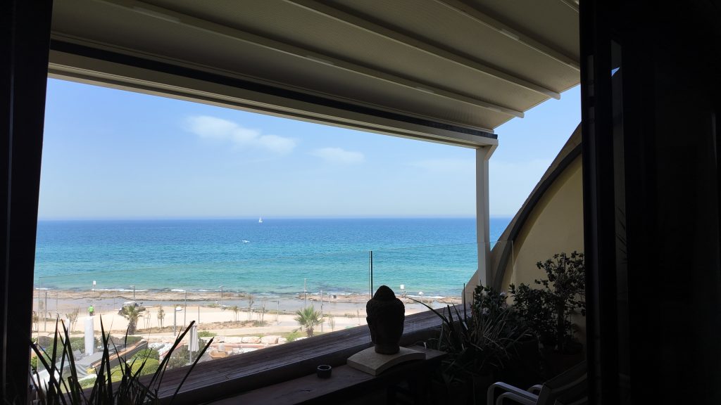 סגירה שתי מרפסות, תל אביב קו לים. מרפסת אחת גג pvc חשמלי נאסף עם תאורה, מסכי זיפ חשמלים. מרפסת שנייה גג pvc נאסף עם תאורה, זכוכיות הזזה.