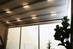 סגירה שתי מרפסות, תל אביב קו לים. מרפסת אחת גג pvc חשמלי נאסף עם תאורה, מסכי זיפ חשמלים. מרפסת שנייה גג pvc נאסף עם תאורה, זכוכיות הזזה.