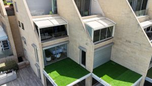 סגירה שתי מרפסות, תל אביב קו לים. מרפסת אחת גג pvc חשמלי נאסף עם תאורה, מסכי זיפ חשמלים. מרפסת שנייה גג pvc נאסף עם תאורה, זכוכיות הזזה.