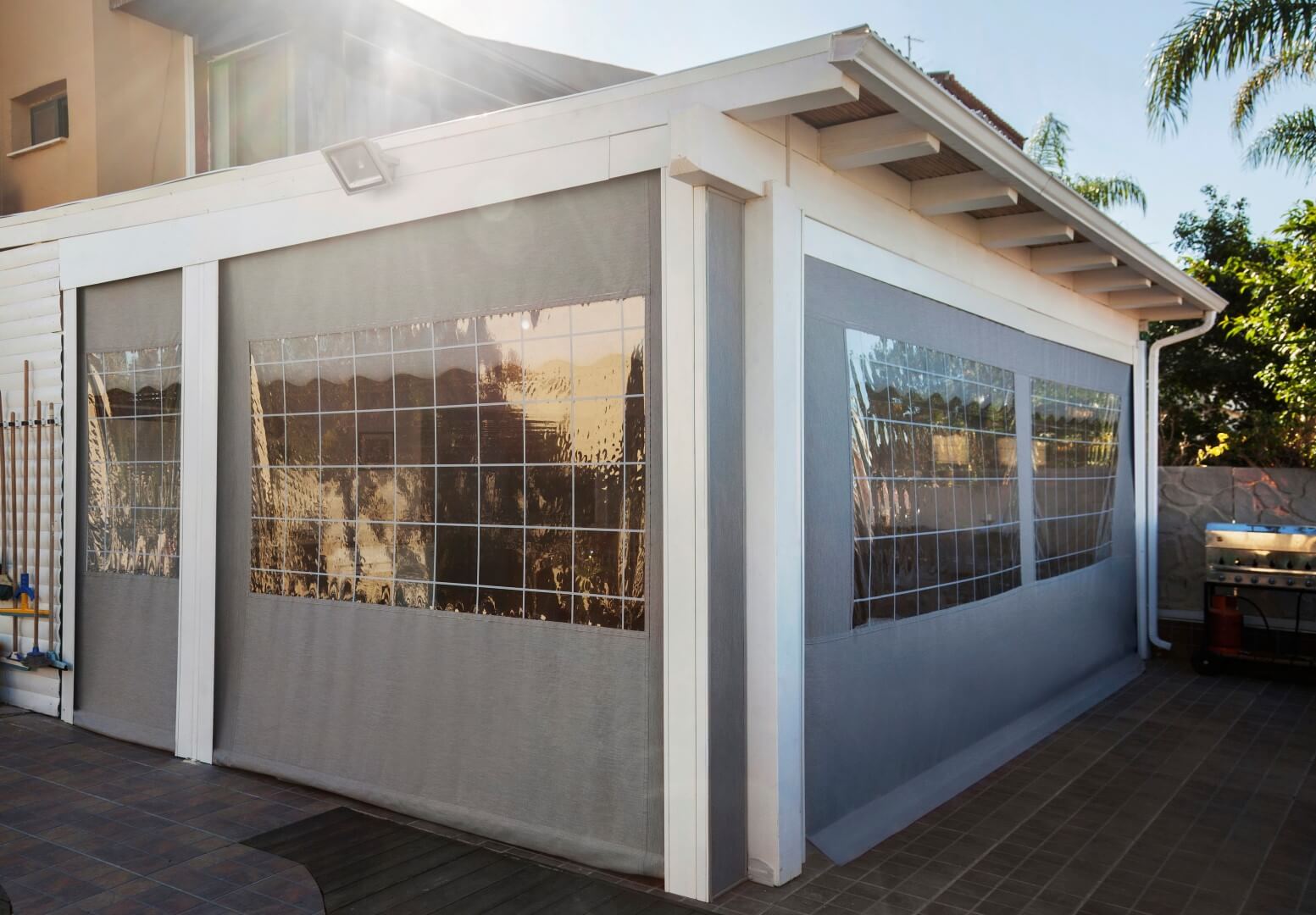 מסך גלילה למרפסת במבנה חיצוני להגנה משמש