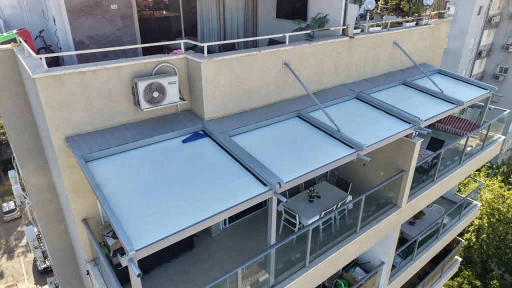 פרגולת PVC נאספת בראשון לציון עם יריעות לבנות הפרוסות בין קורות הגג.