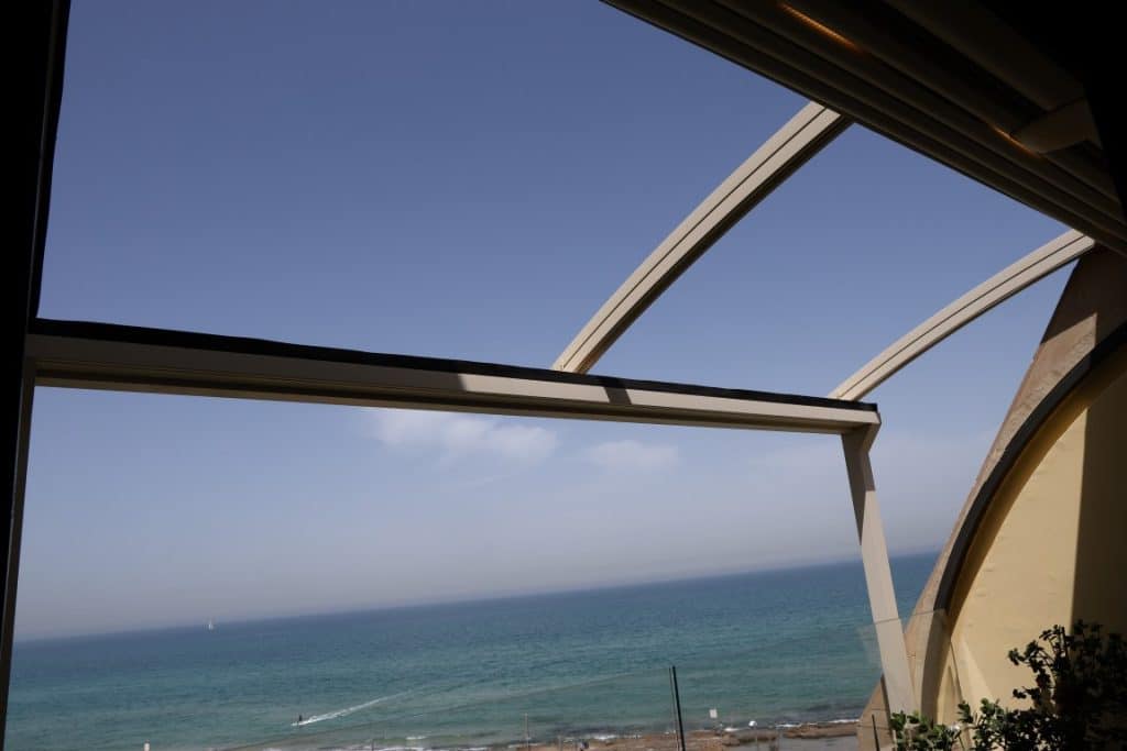 סוככים חשמליים למרפסת ולגינה עם הצללה איכותית ונוף לים