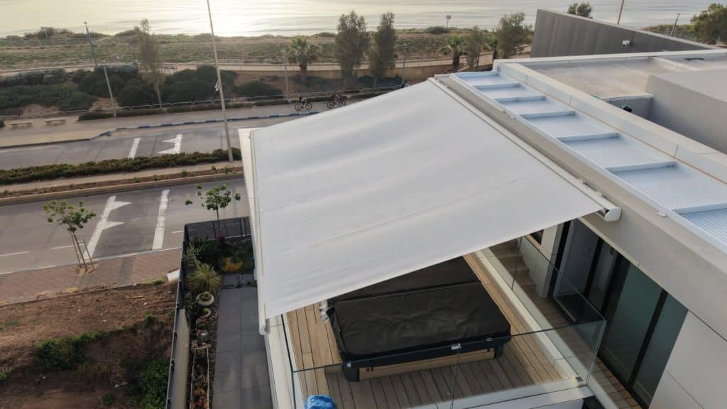 סוכך קלאסי בגוון שמנת להצללת מרפסת - סוככי השרון